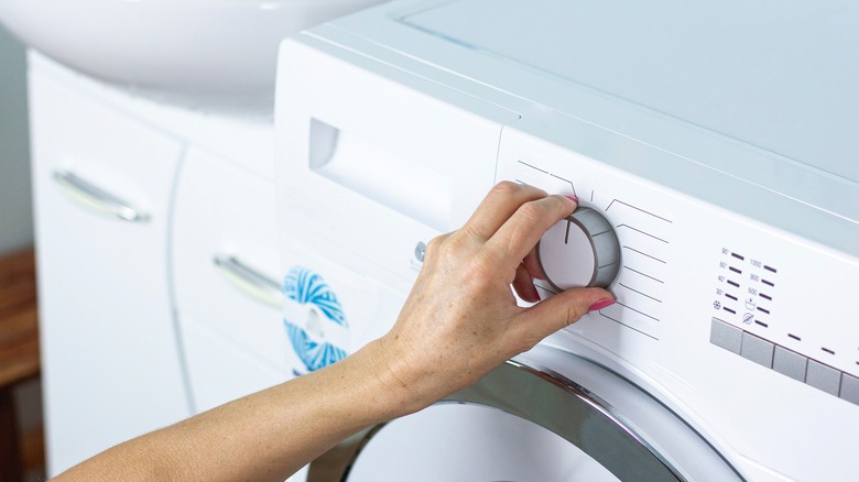 setting the washing machine cycle