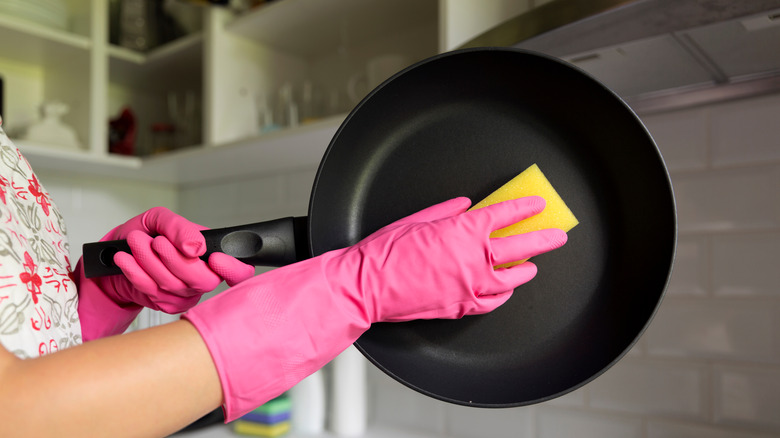 Washing clean pan 