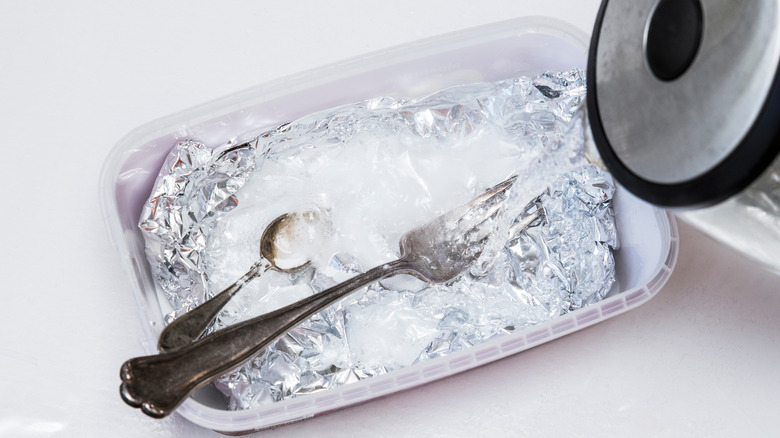 cleaning silverware with baking soda