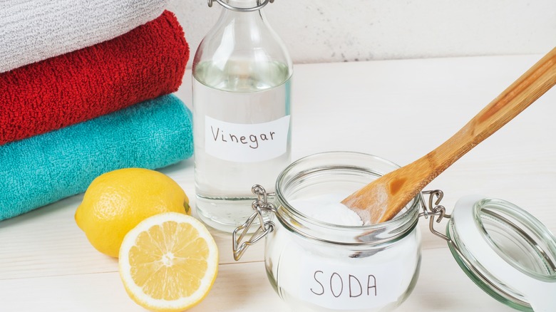 baking soda and vinegar jars 