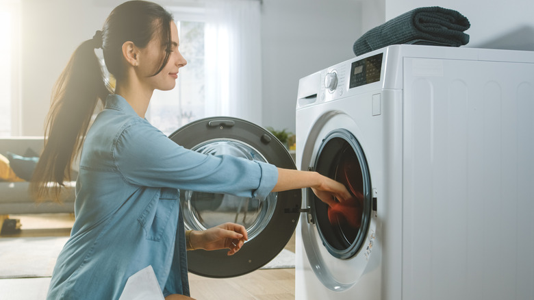https://www.housedigest.com/img/gallery/the-best-way-to-clean-your-washing-machine/intro-1638903695.jpg