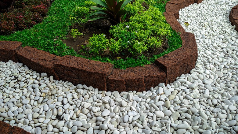 A home garden is decorated with white gravel