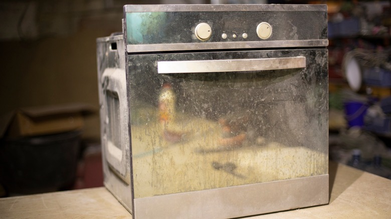 old and dirty oven