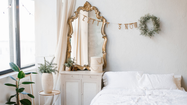 Wreath above bed 