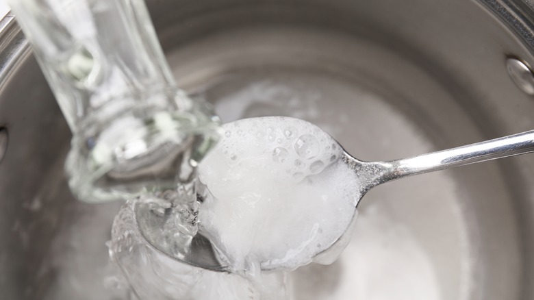 Fizzing baking soda & vinegar mixture