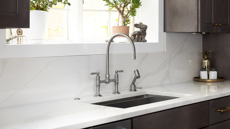 A kitchen with a marble-look backsplash