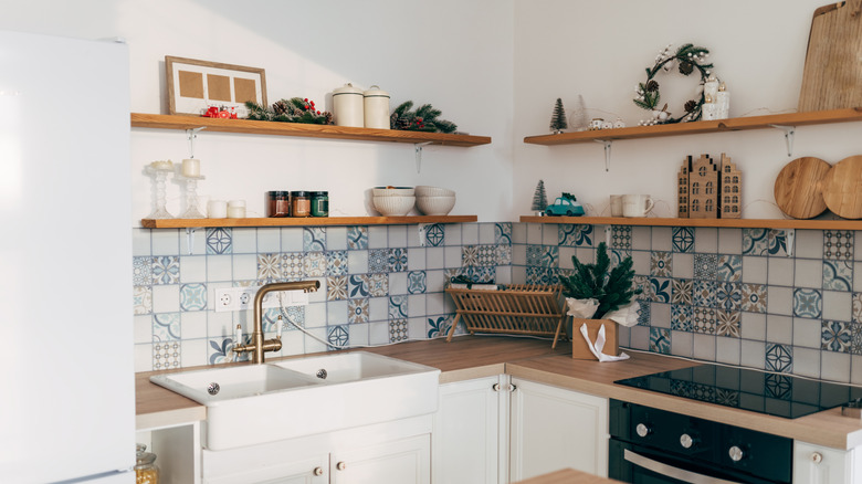 A kitchen with open upper shelves