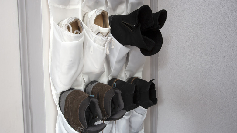 Hanging shoe rack