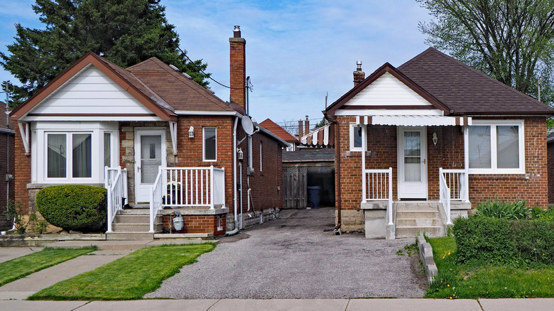 bungalow home exterior in neighborhood