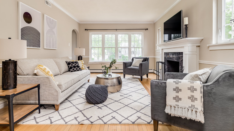 white and gray accent rug