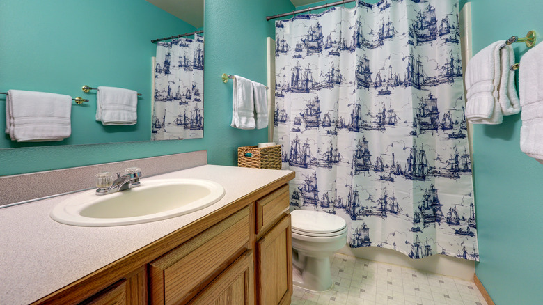 Turquoise painted walls in bathroom 