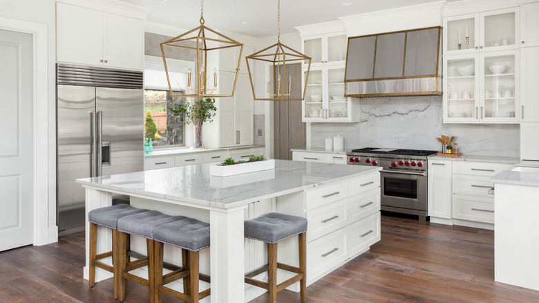 Subtle warm white kitchen