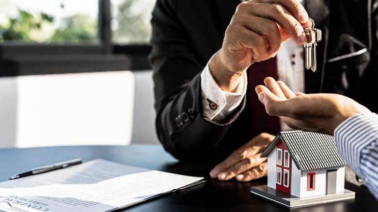 landlord handing over keys