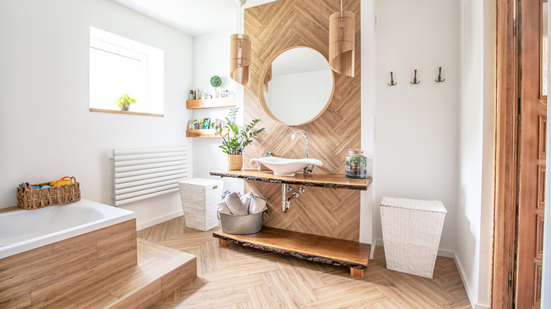 Airy bathroom with wood-look tiles