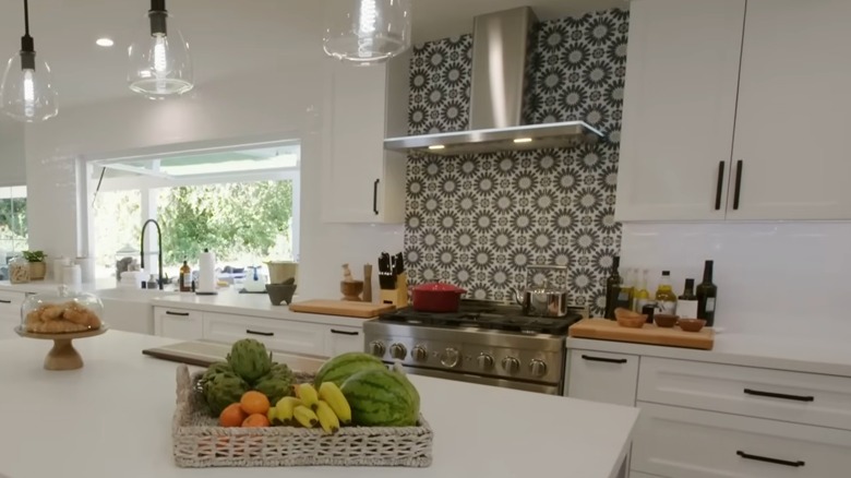 bold kitchen backsplash