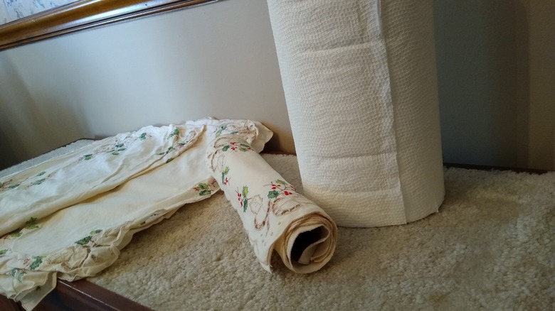 placemat around paper towel tube