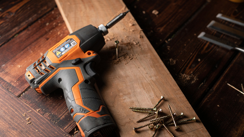 power drill/driver and screws on wood