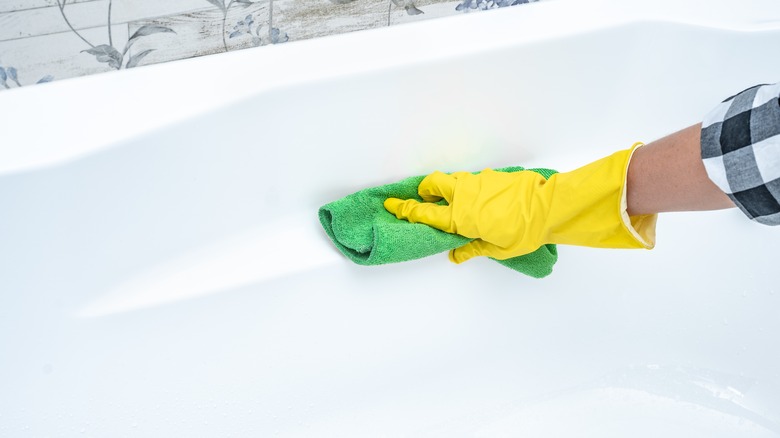 Person cleaning a bathtub 