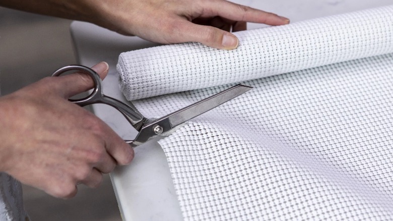 Non-slip mesh material