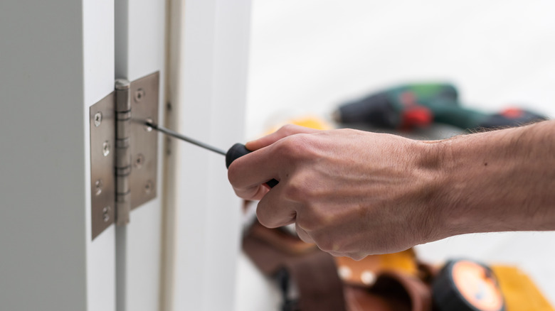 removing screw on door hinge