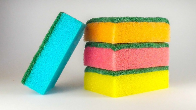 stack of kitchen sponges