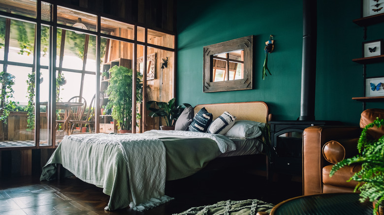 Green bedroom design