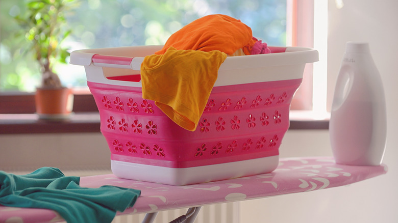 Collapsible laundry basket