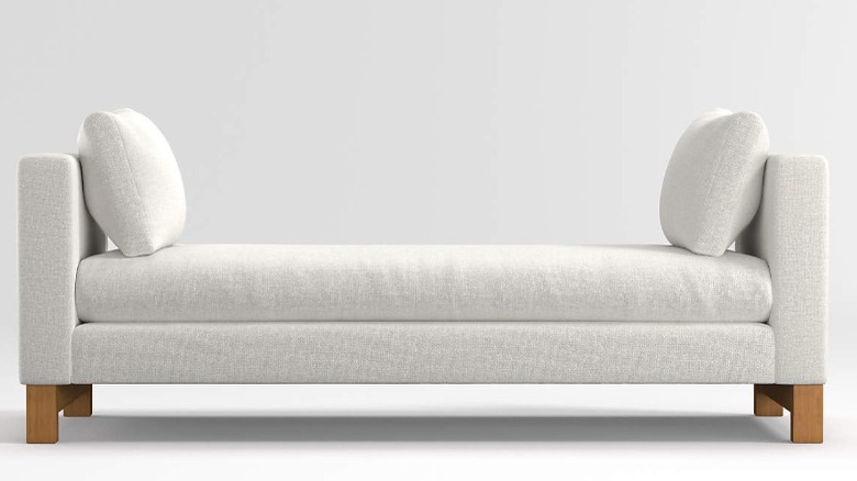 white daybed with pillows