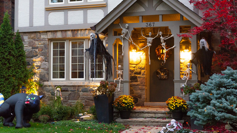 Spooky outdoor Halloween decor