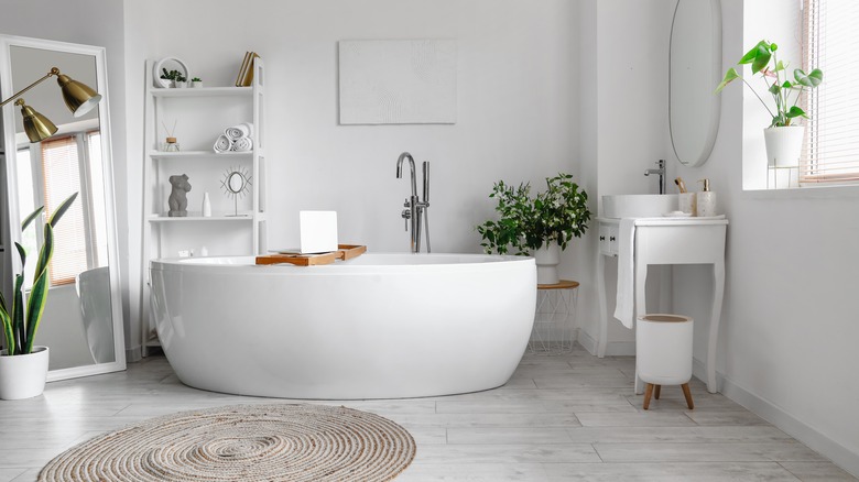 Modern neutral bathroom with vinyl flooring