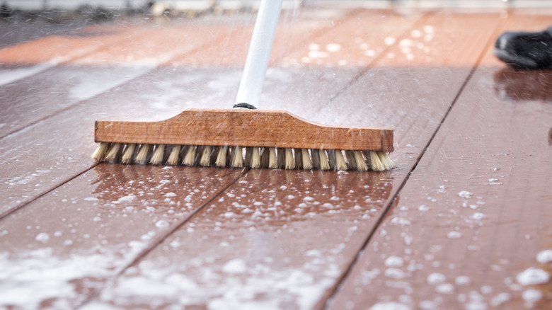 brush cleaning deck