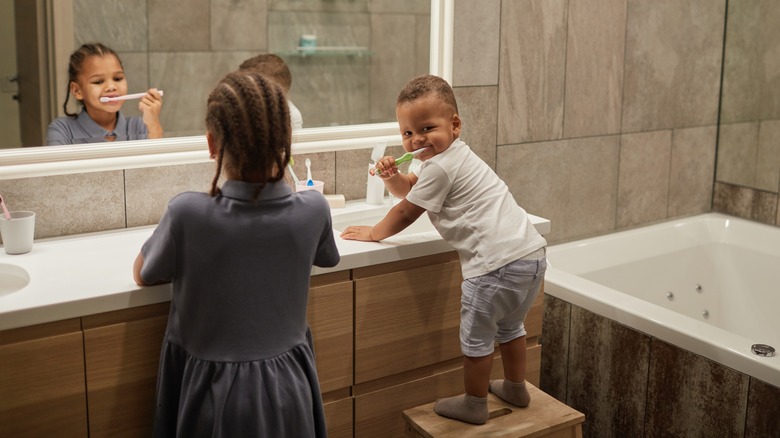 Two kids brushing their teeth 