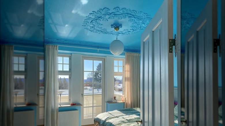 Blue ceiling in bedroom