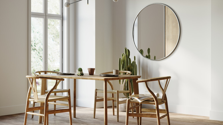 Round mirror in dining room