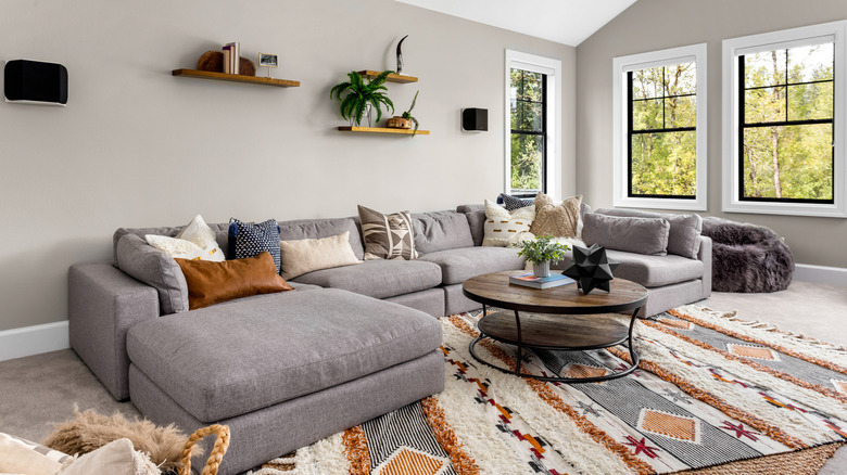 A bolg geometrix rug place diagonally under a sofa and coffee table