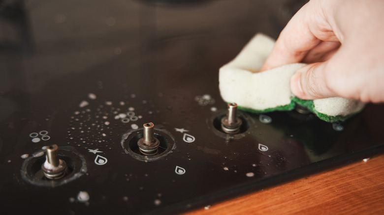 Cleaning glass stovetop 