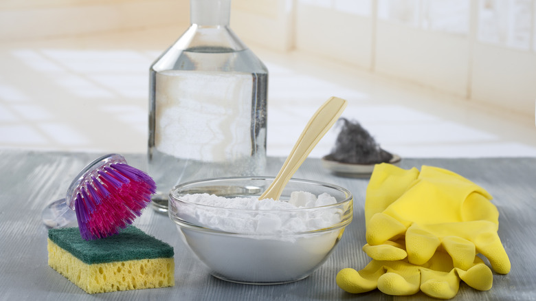 Baking soda, vinegar, and cleaning supplies