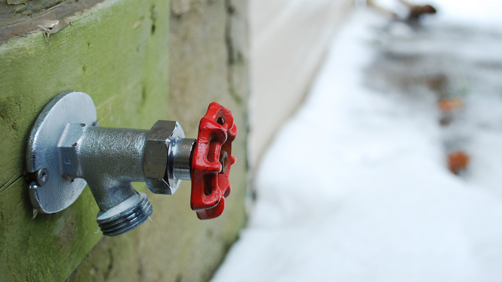 Insulation hacks: 'Easiest' methods to 'avoid' outdoor pipes freezing - and  save money