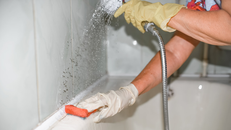 Hands scrubbing and rinsing tub