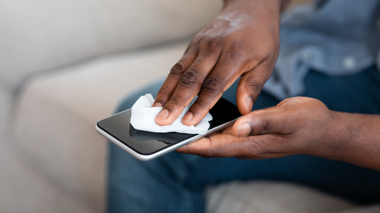 Cleaning cellphone screen with cloth