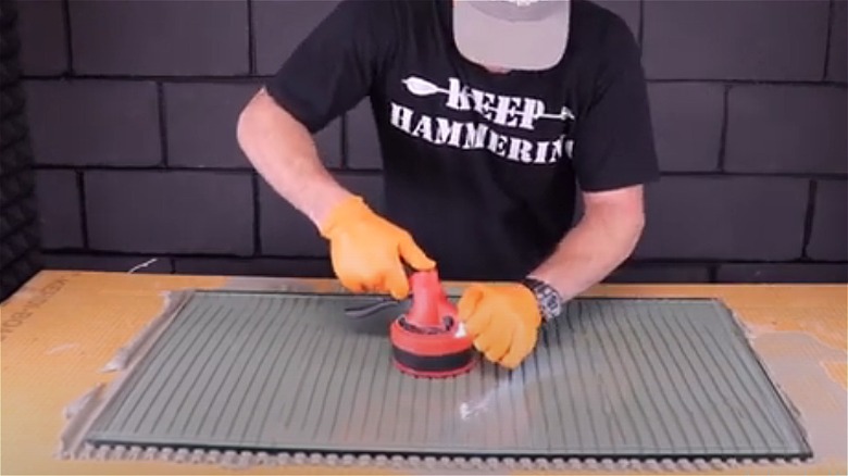 Man using tile vibration tool