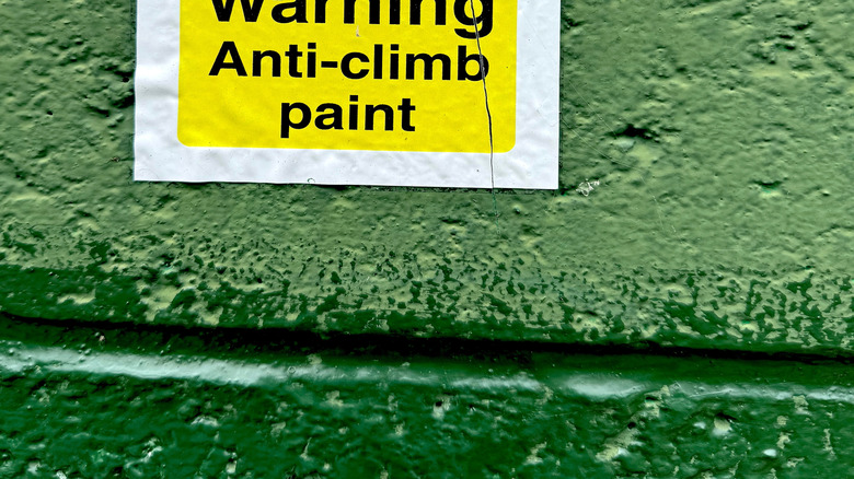 A sign warning people about anti-climb paint