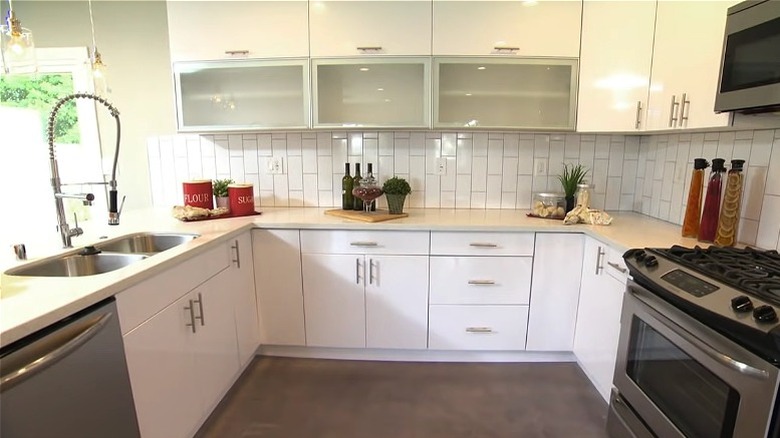 Flip or Flop modern kitchen