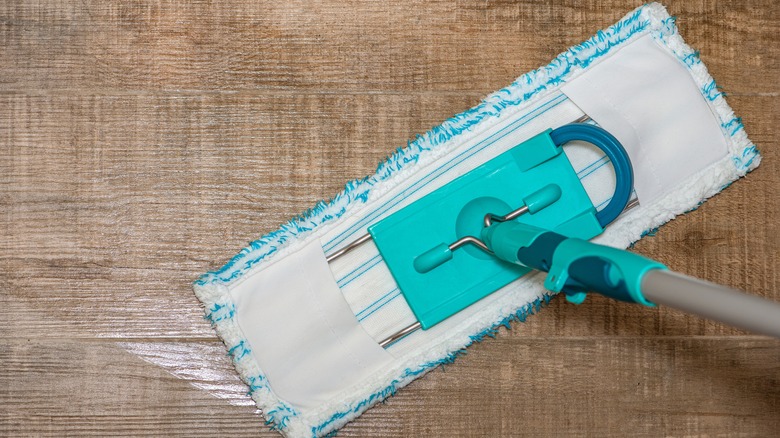 Mop cleans vinyl flooring