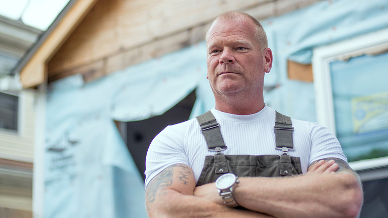 Mike Holmes posing