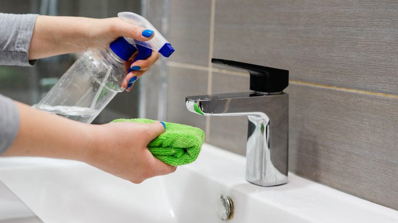 Cleaning bathroom faucet