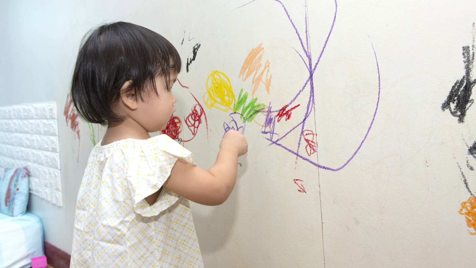 the-genius-dryer-sheet-hack-for-removing-crayon-from-your-walls