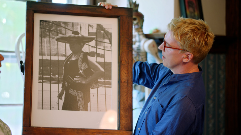 Johan Svenson holding up a framed photograph