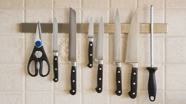 Knives on a magnetic rack