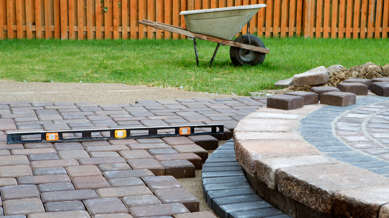 Assembling patio pavers